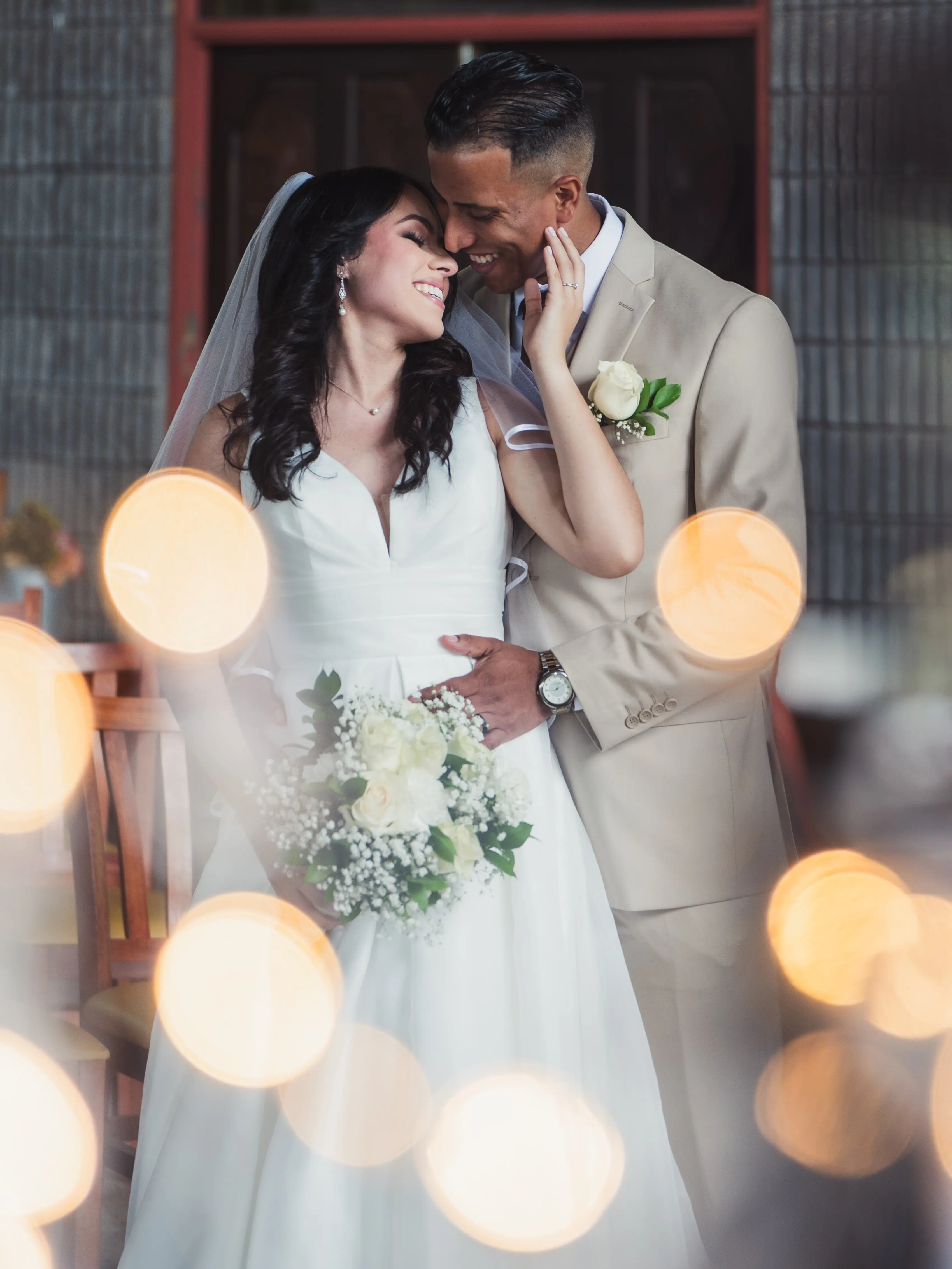 Pose de recien casados en exterior natural