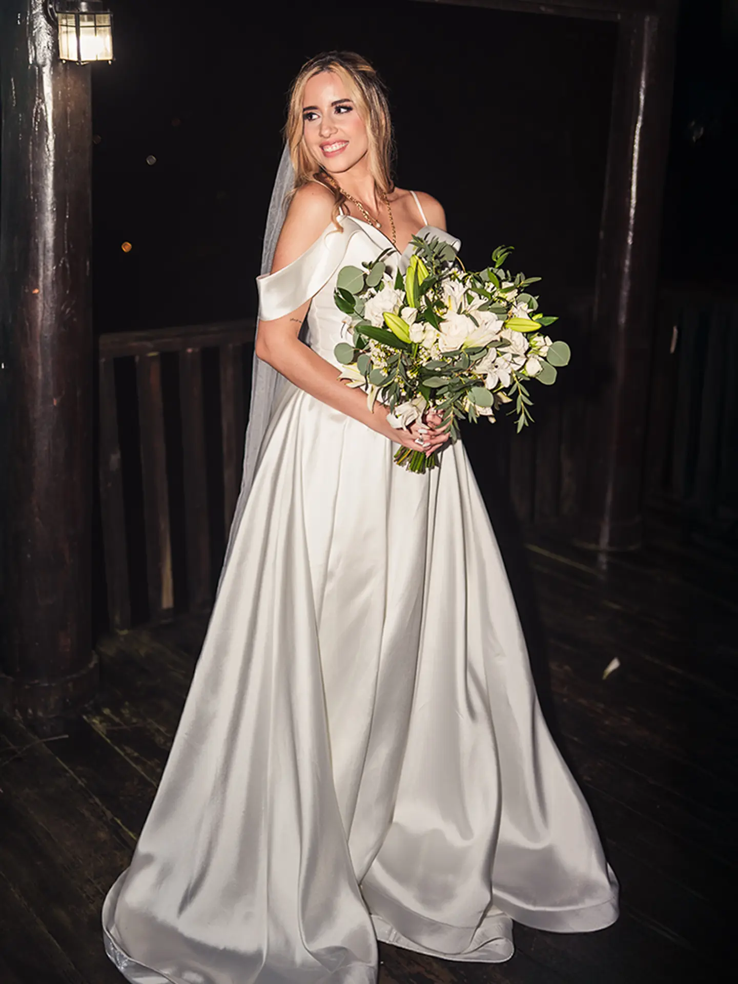 Novia sonriendo con su ramo de flores