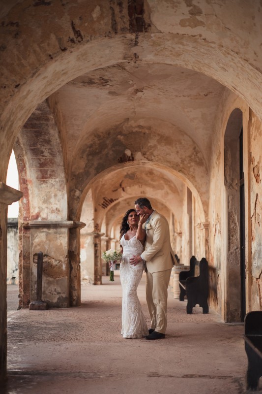 REcien casados en pasillo del castillo