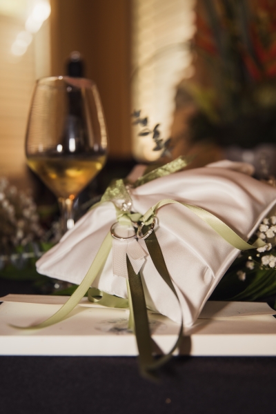 Detalle de anillos de boda sobre textura rústica