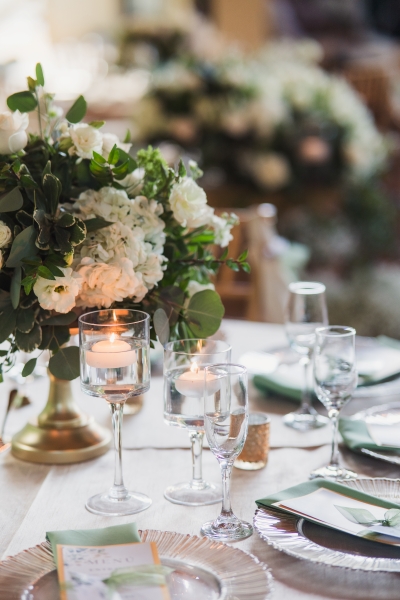 Decoración elegante de mesa en una recepción de boda