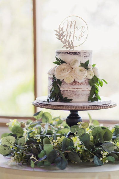 Primer plano de la decoración del bizcocho de bodas
