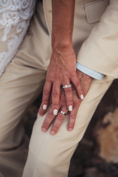 Manos de la pareja con los anillos de boda