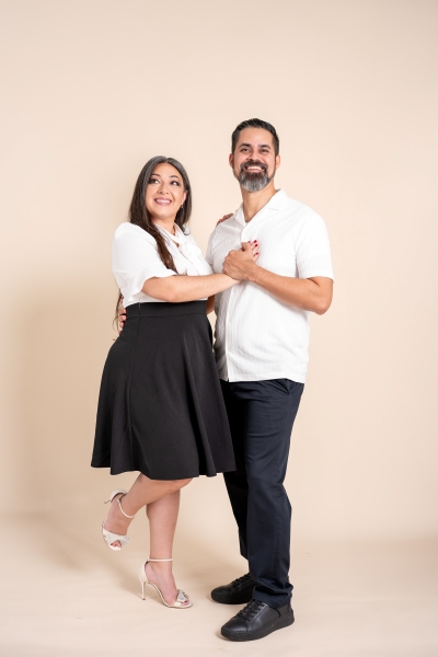 Abimael y Karirmalice de Duoptico trabajando juntos en un evento